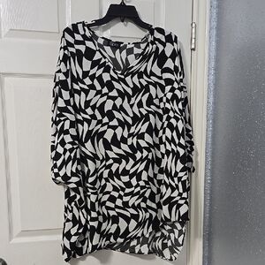Spin Black and White Geometric Tunic Top